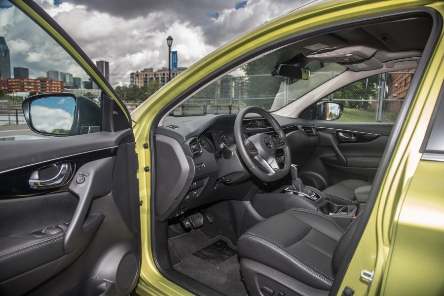 Интерьер Nissan Qashqai 2017 года  (CA) (фото 17 из 20)